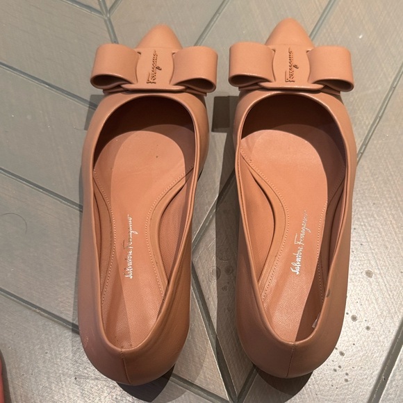 Salvatore Ferragamo Nude/Tan Leather Pointed-Toe Bow Flats - Picture 4 of 14